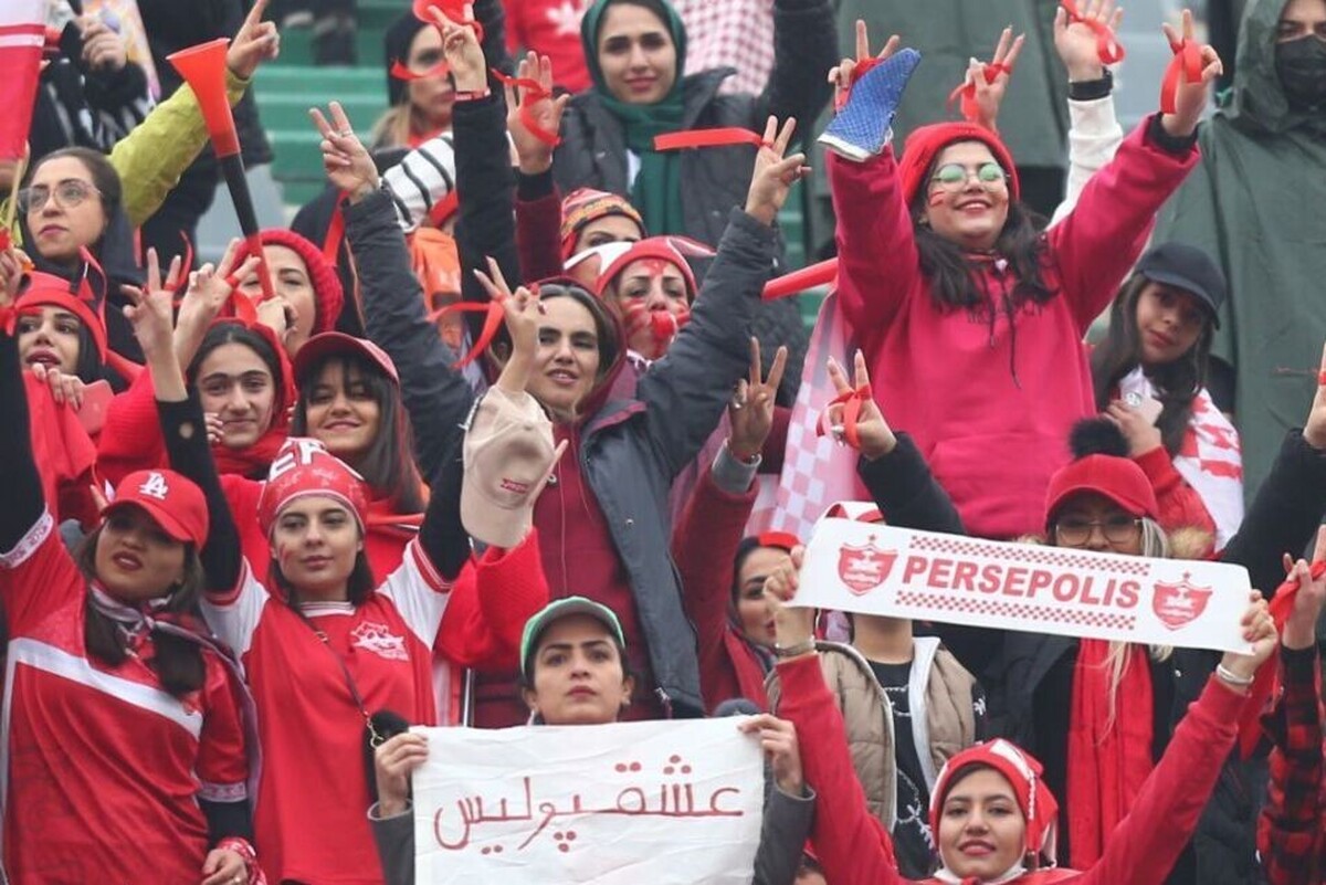هوادران خانم پرسپولیس و استقلال برای نخستین بار در ورزشگاه آزادی به تماشای دربی نشستند.