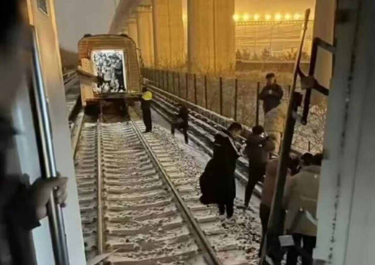مقامات محلی چین اعلام کردند: به دنبال وقوع سانحه ریلی در یکی از خطوط متروی پکن در مجموع ۵۱۵ نفر برای انجام معاینات ضروری به بیمارستان فرستاده شدند و از میان این افراد دست‌کم ۱۰۲ نفر دچار شکستگی شده‌اند.