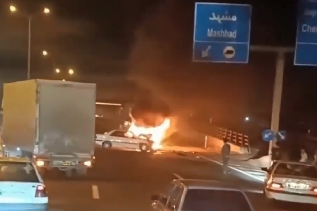 تصادف شدید در آزادراه باغچه منجر به آتش گرفتن خودروها شد.
