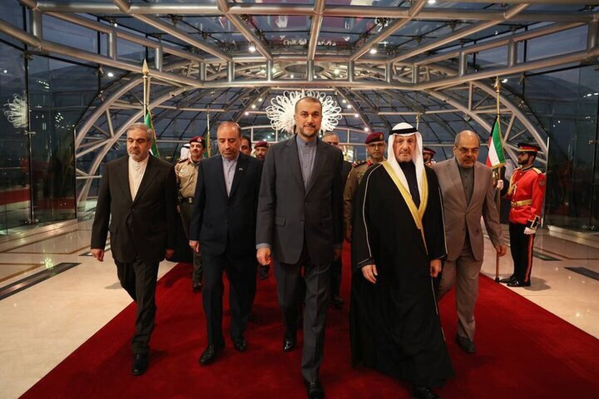 دقایقی پیش، وزیر امور خارجه کشورمان در فرودگاه کویت مورد استقبال سالم عبدالله الجابر الصباح، وزیر امور خارجه این کشور قرار گرفت.