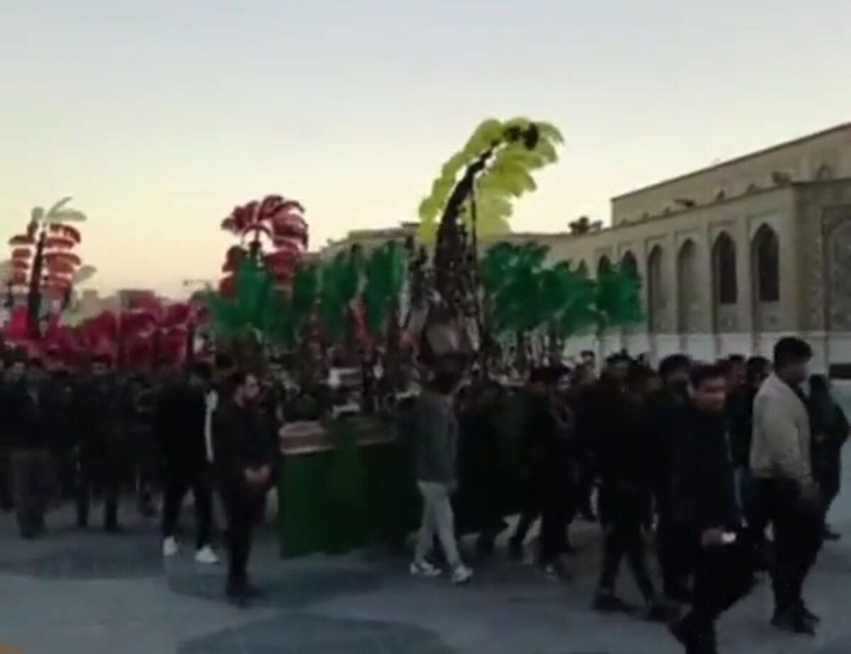مراسم عزاداری شهادت حضرت زهرا(س) در حالی در حرم مطهر رضوی و‌با حضور سیل دلداگان به دخت نبی مکرم اسلام برگزار شدکه پس از سال ها این مراسم با علم و کتل برگزار گردید.
