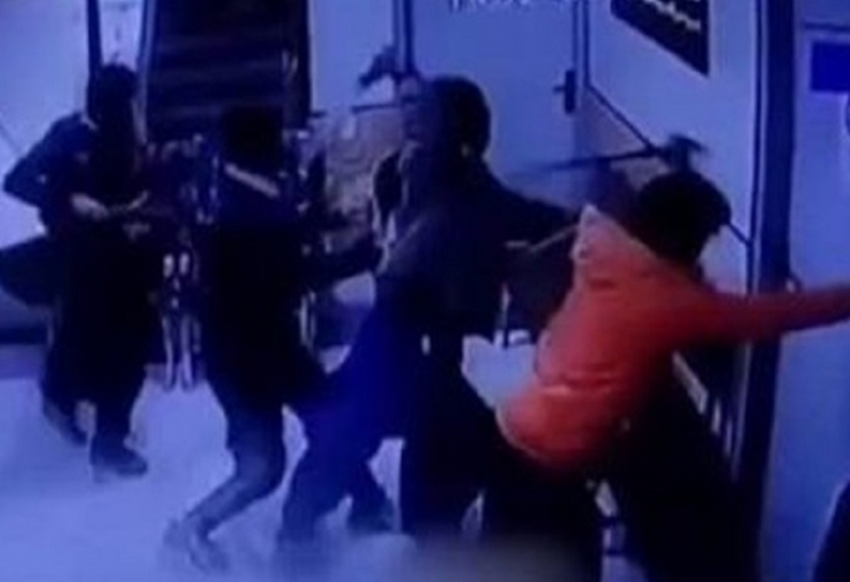 پیرو سوء قصد به پزشکی در یکی از درمانگاه‌های بخش خصوصی شهر مشهد، دانشگاه علوم پزشکی مشهد و سازمان نظام پزشکی در اطلاعیه‌ای این اقدام را به شدت محکوم کردند.