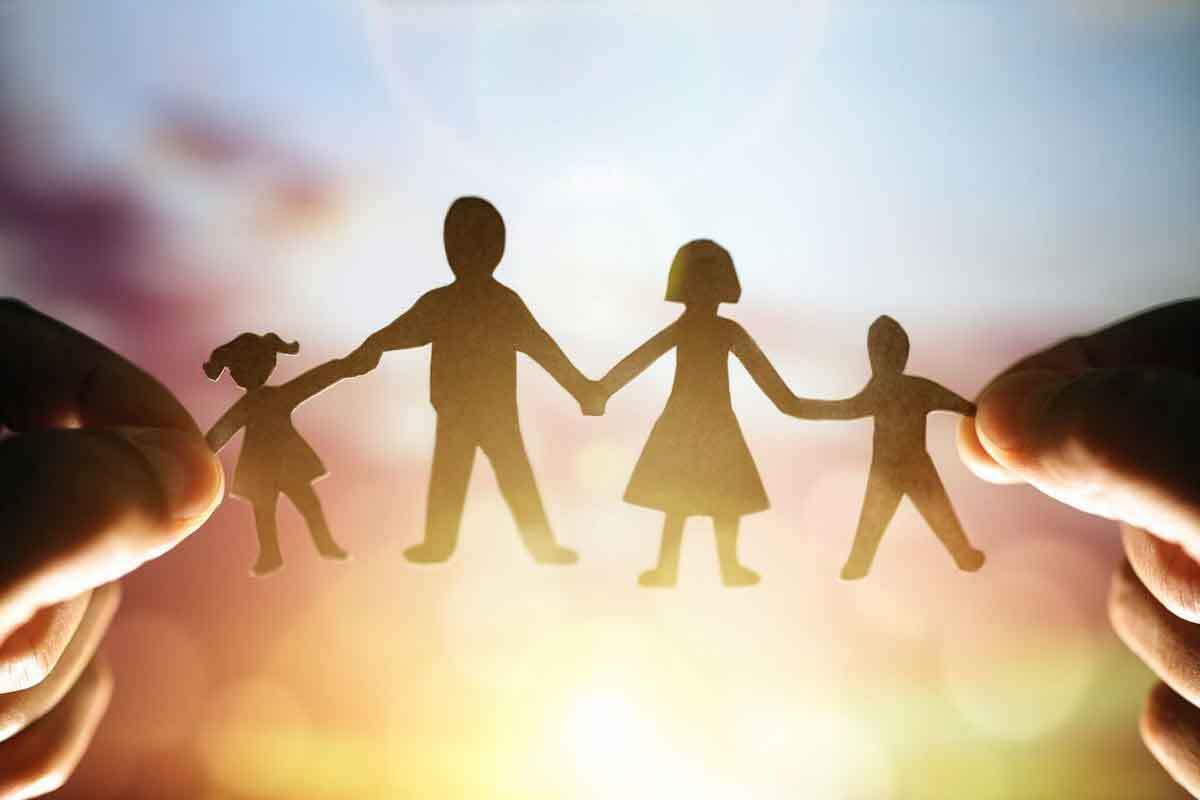 اگر سال‌های نخستین زندگی افراد را مهمترین سال‌ها در آموزش و شکل گیری شخصیت در نظر بگیریم؛ اهمیت نهاد خانواده و تشکیلات آموزش و پرورش بیش از پیش نمایان می‌شود؛ بنابراین غالب آسیب‌ها و مشکلاتی که فرد در بزرگسالی با آن دست و پنجه نرم می‌کنند و متعاقبا مسائلی که جامعه با آن مواجه می‌شود در این دو کانون مهم قابل بررسی و رسیدگی است.