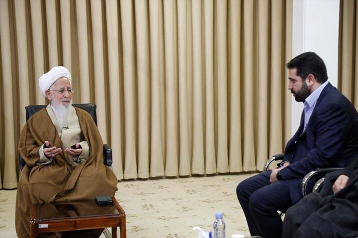 مرجع تقلید شیعیان گفت: ایرانی‌ها بزرگ اند و بزرگ زاده، ایران هم تاریخ دارد و هم جغرافیا، در هر کجای ایران قدم بگذارید، آثار باستانی فراوانی وجود دارد؛ اسلام هم که آمد، بزرگ بودیم، بزرگوارتر شدیم، لذا همه تلاش باید این باشد که سطح زندگی مردم، در شأن آنها باشد.
