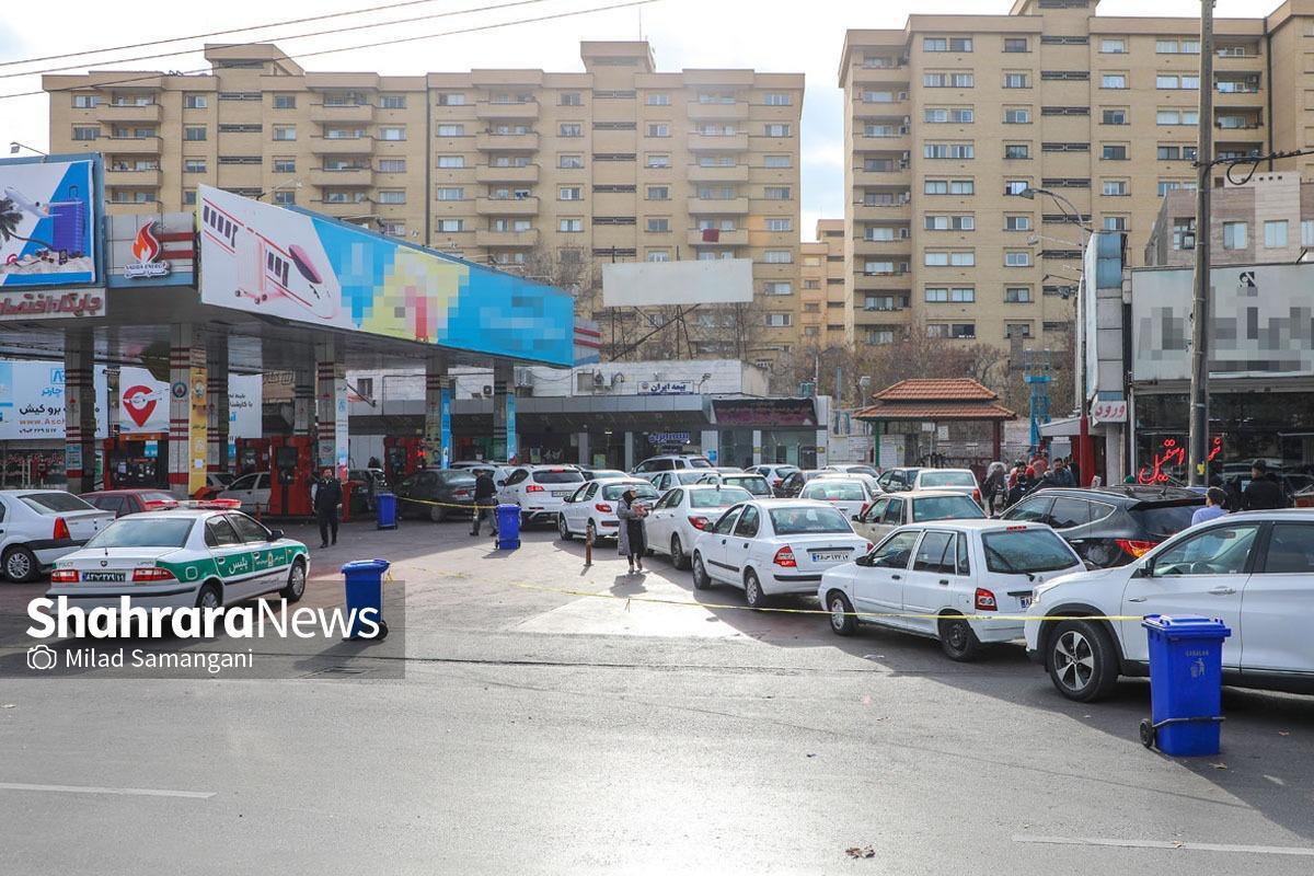 با وجود اعلام مسئولان درباره فعالیت آفلاین پمپ‌های بنزین، شهروندان همچنان در ترافیک سوخت‌گیری معطل‌اند.