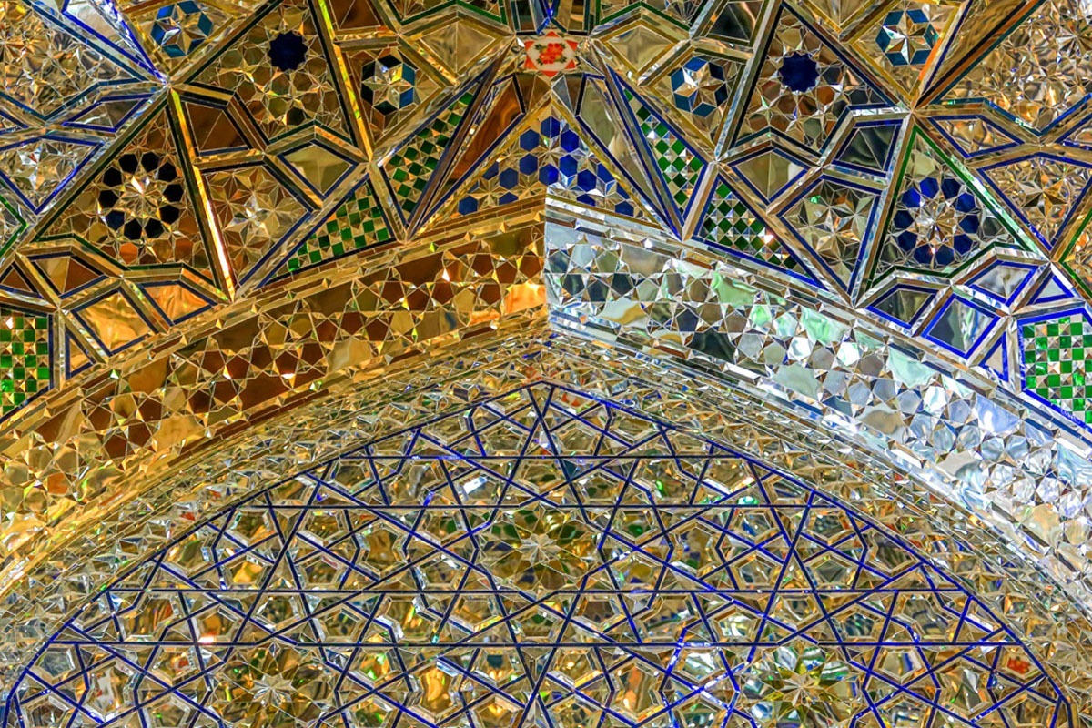 دانشجوی دکتری پژوهش هنر دانشگاه هنر گفت: همان گونه که نمود صورت شخص در آینه تمثیلی از نسبت میان حق و کائنات است، در آینه کاری رواق دارالسیاده نیز کثرت آینه ها، تمثیل عالم هستی است.