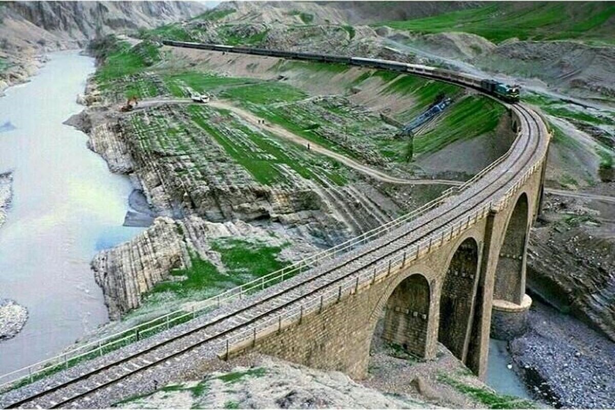 مسیر ریلی دورود به اندیمشک یکی از مسیر‌های فوق العاده لذتبخش برای سفر با قطار است که پیشنهاد می‌شود حتما تجربه اش کنید.
