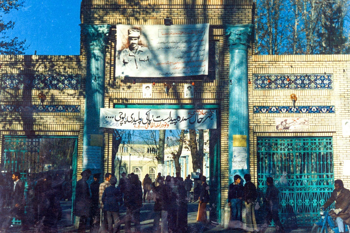 نگاهی به اتفاقات انقلاب اسلامی مشهد در دهه پایانی آذر ۱۳۵۷ که تقابل نیرو‌های نظامی و مردم را رقم می‌زند.