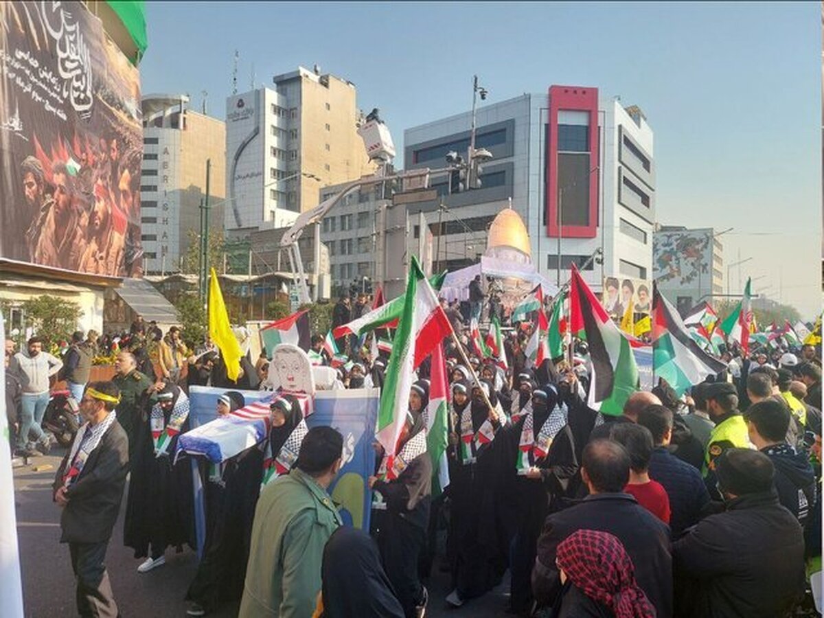 از لحظاتی پیش، تجمع بزگ الی بیت‌المقدس در راستای حمایت از مردم مظلوم فلسطین با حضور اقشار مختلف مردم در تهران آغاز شد.