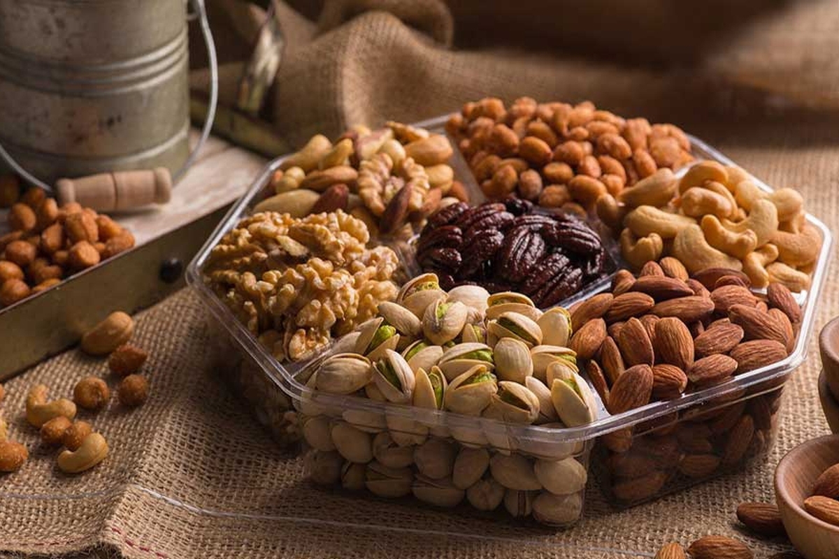 یک متخصص کلیه و مجاری ادراری از لزوم توجه به حجم خوراکی‌های سنتی و رایج شب یلدا در بین مبتلایان به بیماری‌های کلیوی با سابقه دیابت سخن گفت.
