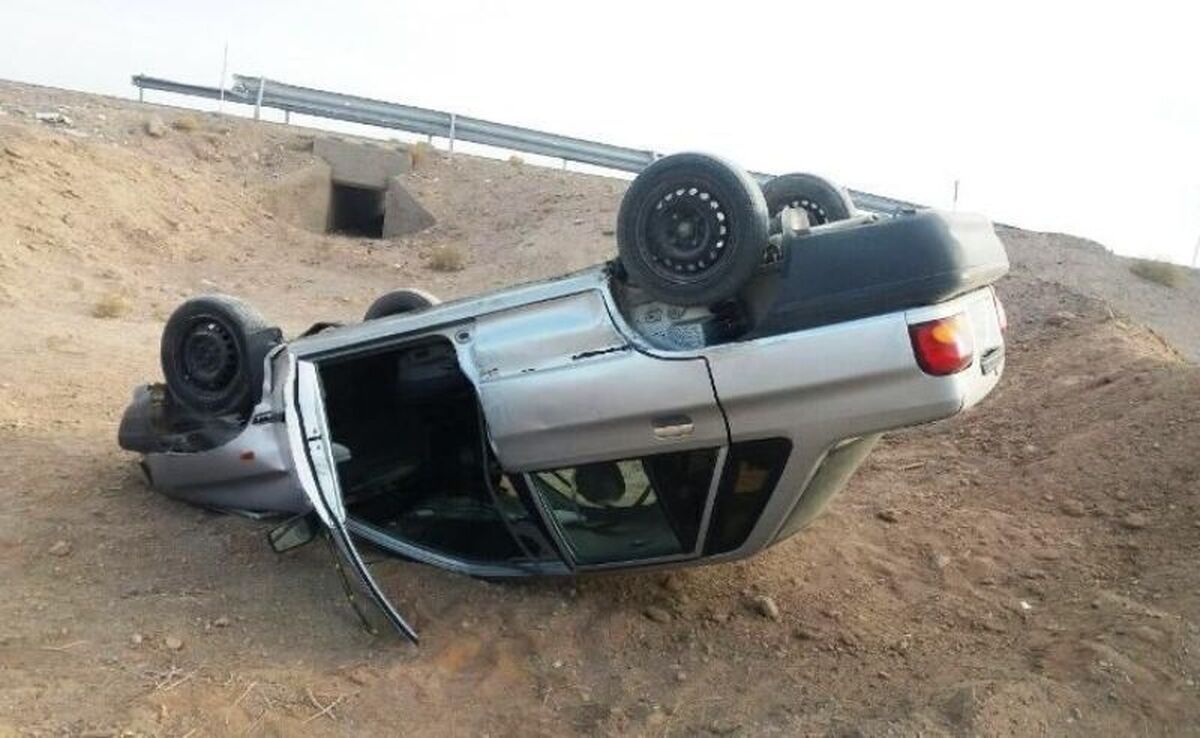 خواب آلودگی بازهم در جاده‌های خراسان رضوی قربانی گرفت. بر اثر واژگونی خودرو پراید، یک پسر بچه ۲ سال جان خود را از دست داد.