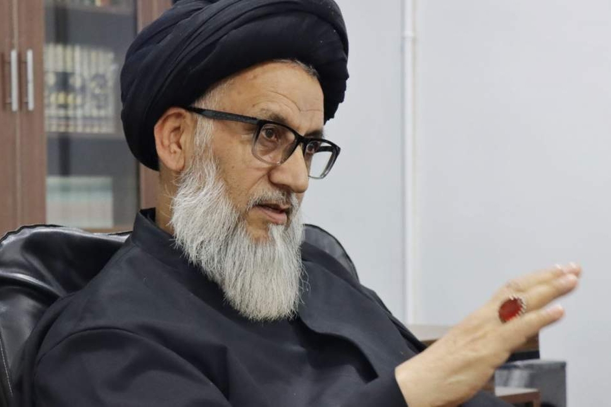 حسینی مزاری، ممنوعیت اشتغال مهاجرین در بافت ۳ کیلومتری حرم مطهر رضوی را با هیچ قاعده اسلامی، امنیتی و اقتصادی سازگار ندانست و گفت: از نظر اسلامی جدایی انداختن بین مهاجرین و امام رضا (ع) یک حرکت ضد معنوی است. از نظر امنیتی، بر فرض یک مجرم در شاهچراغ دخیل در حرکت تروریستی بوده، اما آیا باید به جرم یک نفر، یک کتله بزرگ مهاجر تحقیر شوند؟