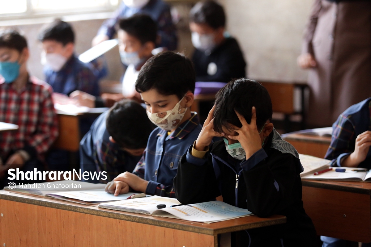یک شهروند مشهدی گفته «فرزند من کلاس اول ابتدایی است. او هر روز باید پنج کتاب درسی به همراه پنج دفتر به کلاس درس ببرد».