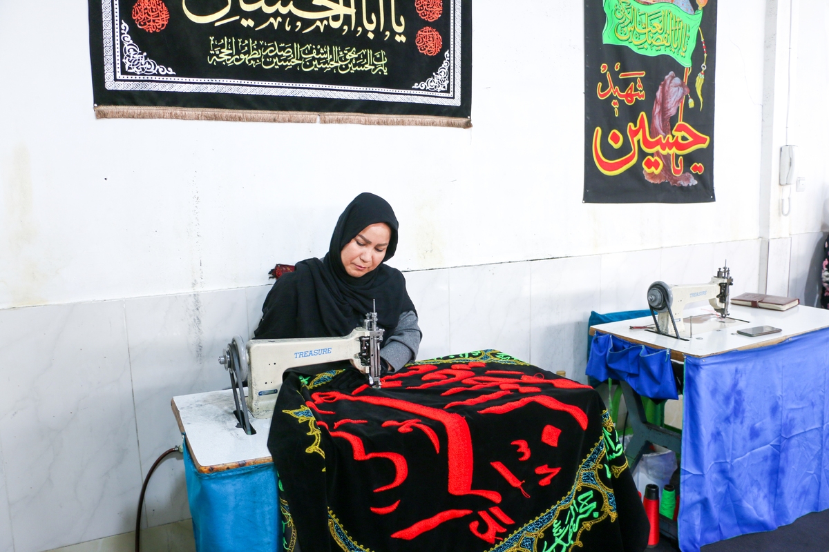 یک روز با زهرا حکیم زاده که در کارگاه پرچـم دوزی «المنتظر» ۲۰ سـال اسـت نـام ائمـه (ع) را بـر پرده هـا، پرچم هـا و سـفره‌های نـذری و صلوات طرح می‌زند.