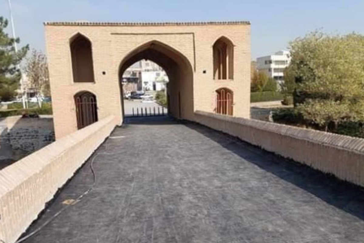 درحالی که عده‌ای مدعی هستند کف قدیمی‌ترین پل روی زاینده رود آسفالت شده است، میراث فرهنگی گردشگری و صنایع دستی اصفهان این مووضع را تکذیب می‌کند.