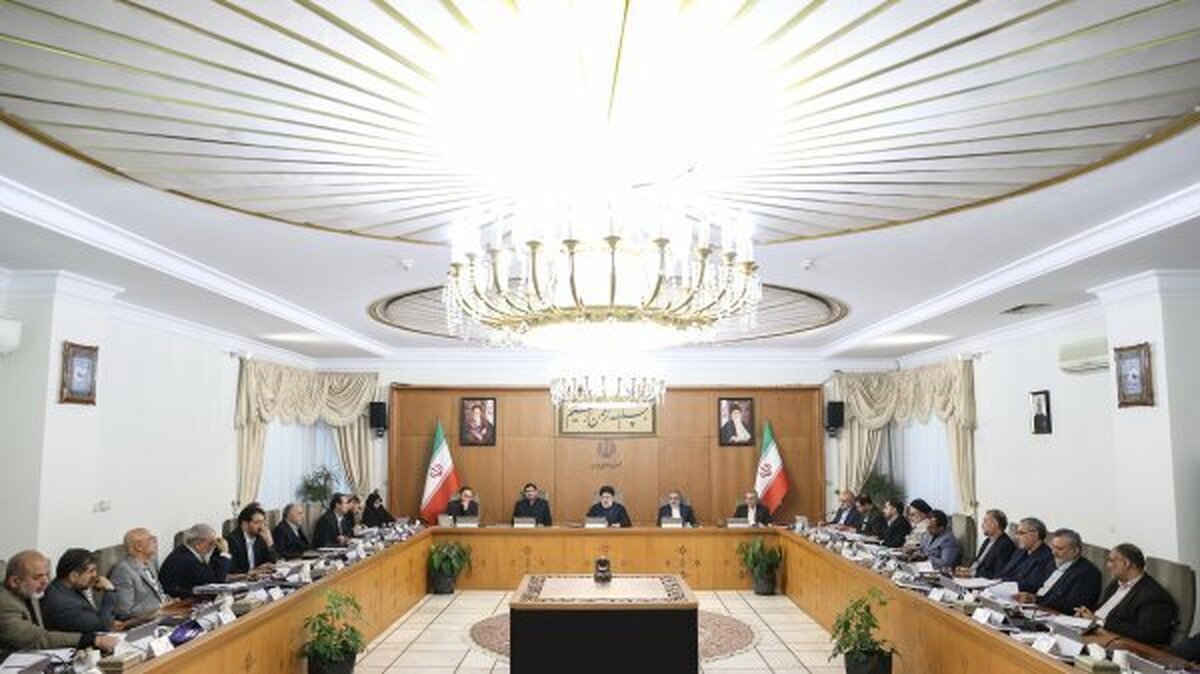 رئیس جمهور در جلسه امروز هیئت دولت پس از شنیدن گزارش برخی وزرا درباره اقدامات حوزه ماموریتی خود، ضمن قدردانی از اقدامات انجام شده، دستوراتی در راستای تسریع در تکمیل اقدامات صورت گرفته و به نتیجه رسیدن طرح‌ها و برنامه‌های اجرایی صادر کرد.