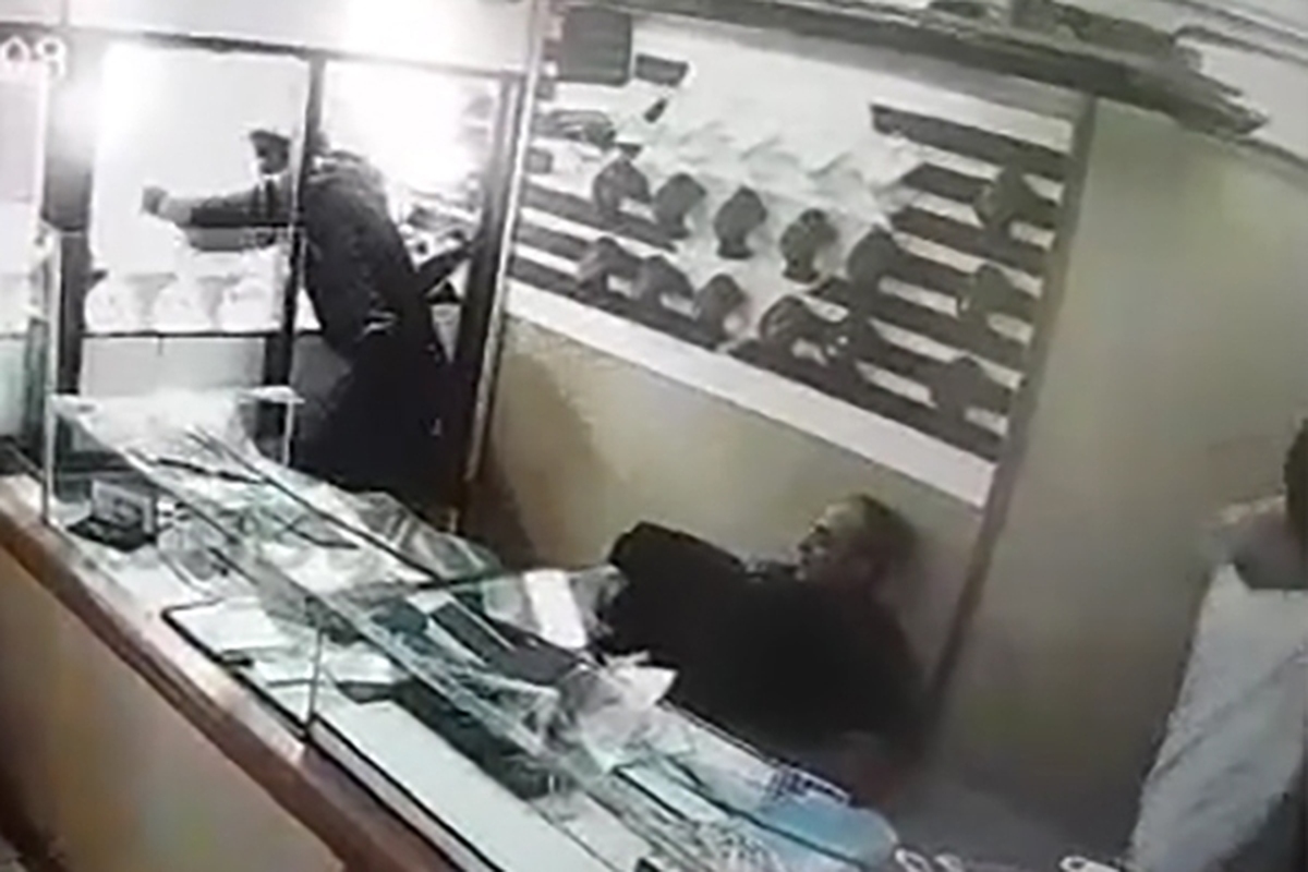 روز گذشته فیلمی با عنوان سرقت از یک طلافروشی در مشهد منتشر شد که پلیس مشهد به این فیلم واکنش نشان داد.