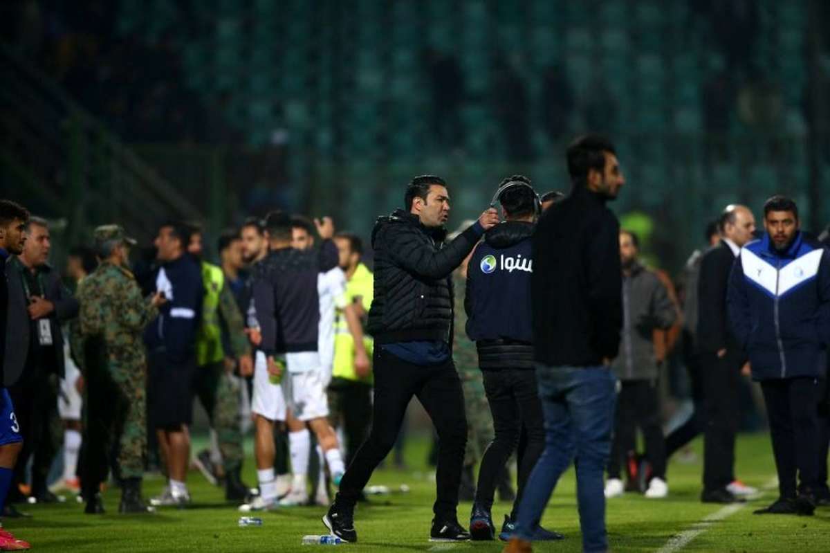 یکی از داوران بازی استقلال و ذوب آهن گفته اگر بازی در جریان بود و نکونام آن رفتار را با فیلمبردار اصفهانی می‌کرد، قطعا از بازی اخراج می‌شد و بازی با فولاد را از دست می‌داد.