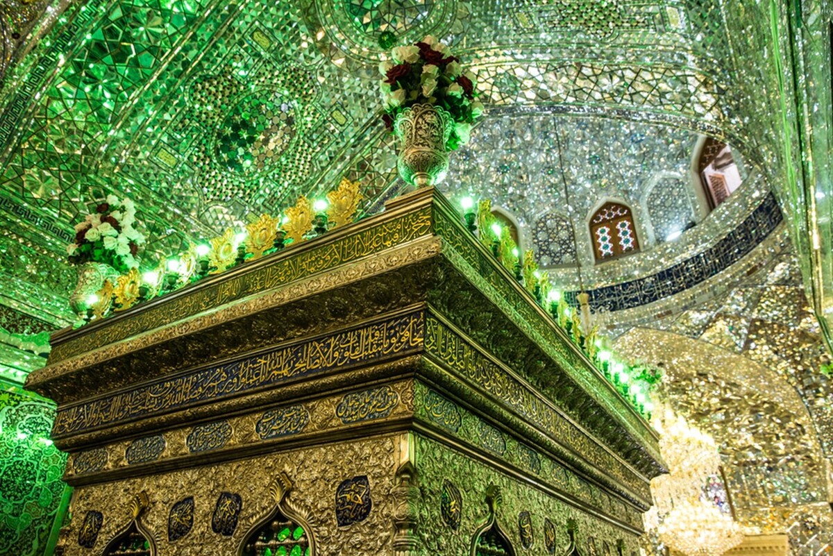 من که تا آن روز هیچ سنگی از هیچ حرمی نداشتم، با خوشحالی گفتم: وای! سنگ حرم آقا امام حسین (ع) است. پاسخ داد: نه، این نگین از این سنگ بالای سر مزار آقا امام رضا(ع) است که قسمت تو شد.