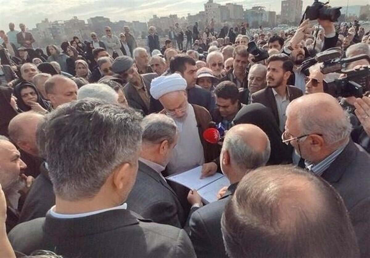 دادستان کل کشور با حضور در اراضی چهل بازه مشهد از نزدیک در جریان تحولات اخیر این ناحیه و صاحبان زمین ها قرار گرفت. این بازدید در آبان سال جاری انجام شده است.