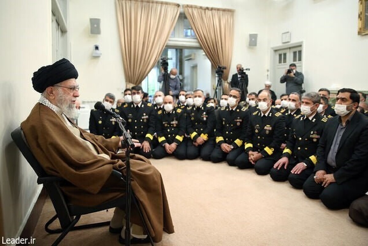 جمعی از فرماندهان نیروی دریایی ارتش با فرمانده معظم کلّ قوا دیدار کردند.