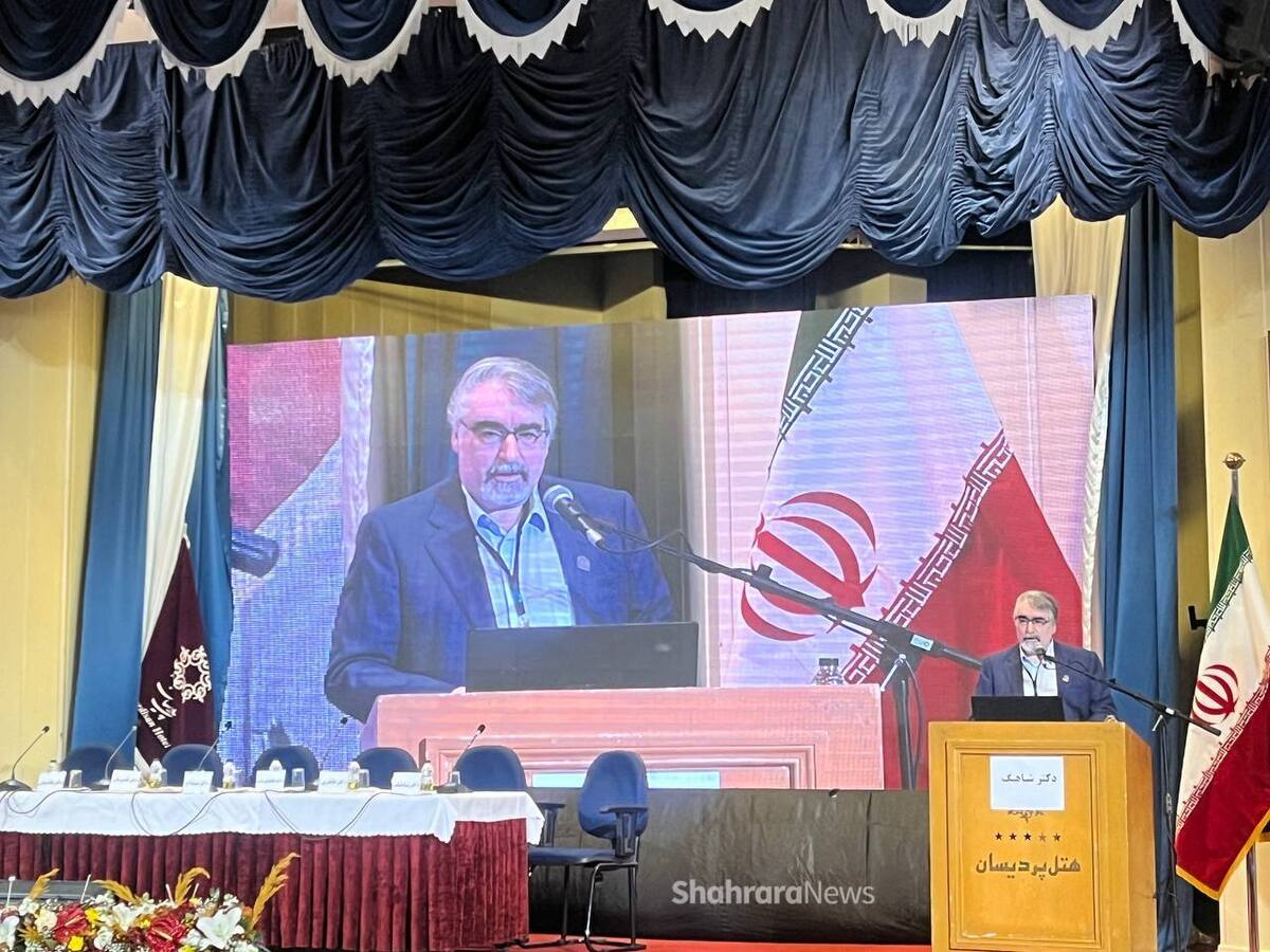 دبیر جامعه جراحان خراسان گفت: انجمن‌های پزشکی در کشور آن‌گونه که باید نیستند. انجمن‌ها نهاد‌های واسط و از مهم‌ترین ارکان سلامت هستند که این رکن متأسفانه الان کارکرد خود را ندارد.