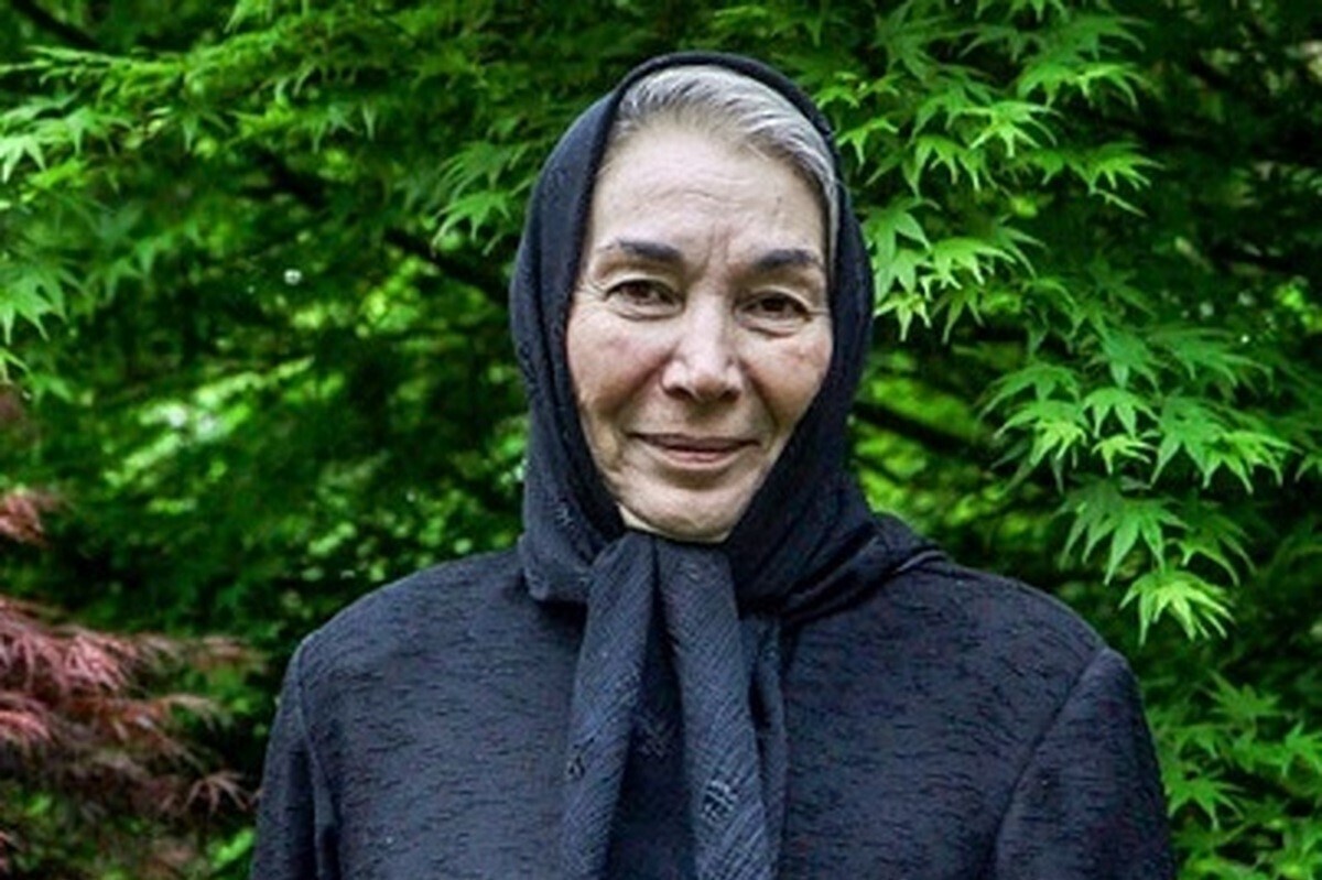 مراسم وداع و خاکسپاری پروانه معصومی از صبح امروز با حضور برخی هنرمندان، خانواده و نزدیکان این هنرمند در امامزاده ابوطالب تهران در حال برگزاری است.