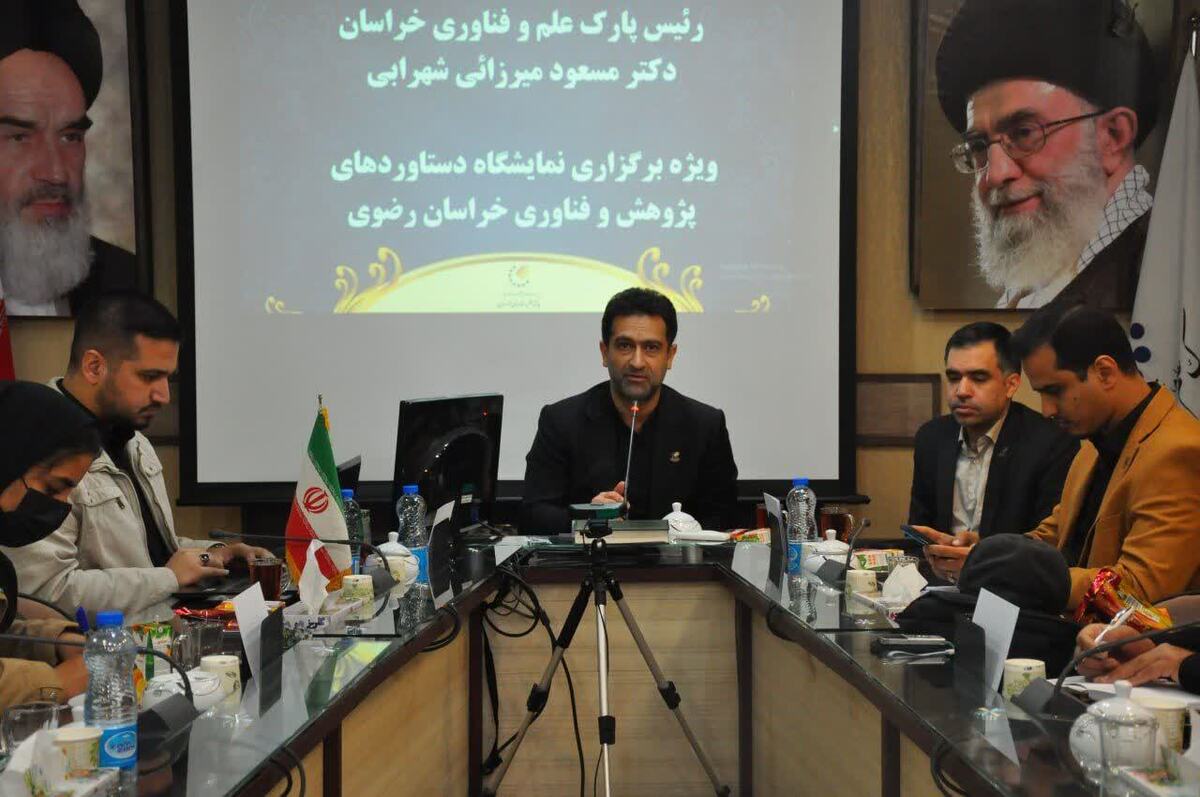 رئیس پارک علم و فناوری خراسان گفت: پاویون امسال نمایشگاه هفته پژوهش بیش از هزار مترمربع وسعت دارد و غرفه‌ها به‌گونه‌ای طراحی شده‌اند که دانشگاه‌ها، پژوهشگاه‌ها و مراکز نخبگانی در کمال هم‌افزایی با یکدیگر باشند.