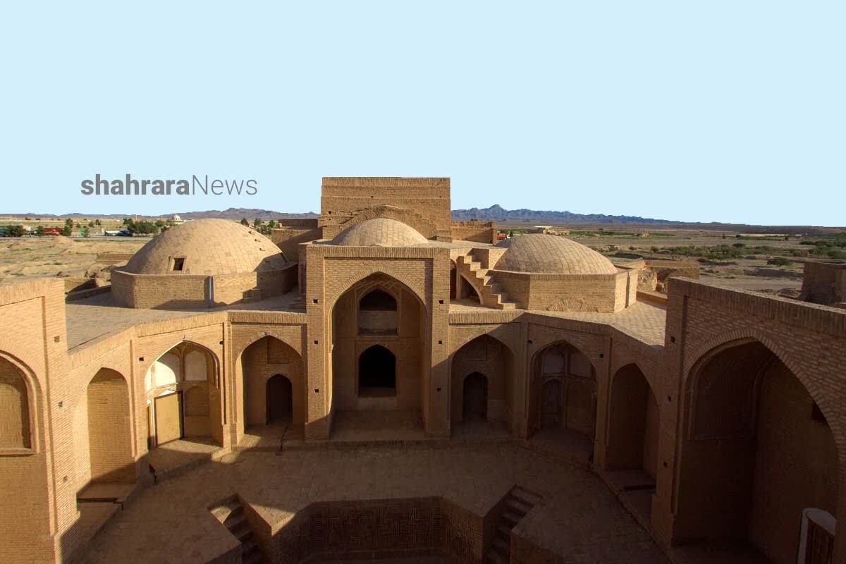 از گذشته‌های دور مدارس بهترین مکان برای درس خواندن بودند که استادان می‌توانستند علوم لازم را به دانش‌آموزان بیاموزند.