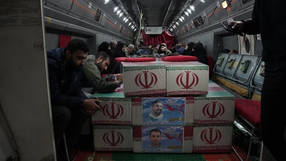 بامداد امروز پیکر شهدای تازه تفحص شده مدافع حرم وارد فرودگاه شهید هاشمی‌نژاد مشهد شد.