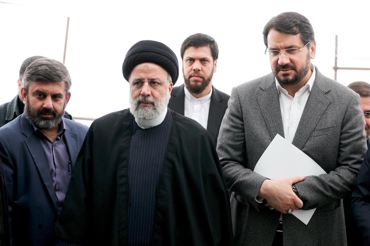 رئیس جمهور با بیان اینکه توسعه زیرساخت‌های حمل و نقل جاده‌ای، ریلی و هوایی جزو سیاست‌ها و دستور کار‌های اصلی دولت مردمی است، تصریح کرد: دشمن تلاش می‌کند پیشرفت ایران اسلامی متوقف شود، اما در برابر ملتی با اراده که عزم خود را برای پیشرفت جزم کرده موفق نخواهد شد.