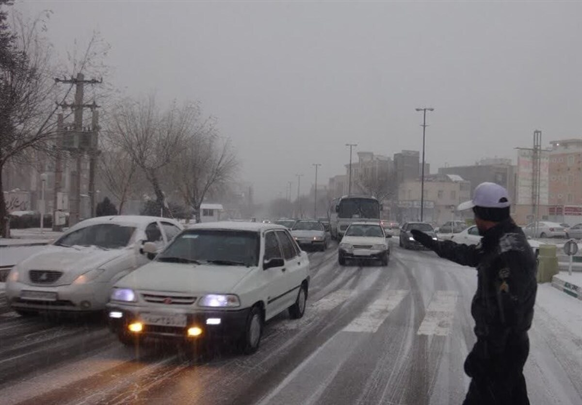 رئیس مرکز اطلاعات و کنترل ترافیک پلیس راهور فراجا، از بارش برف و باران در جاده‌های ۱۰ استان کشور و ترافیک نیمه سنگین در برخی محورهای شمالی خبر داد.