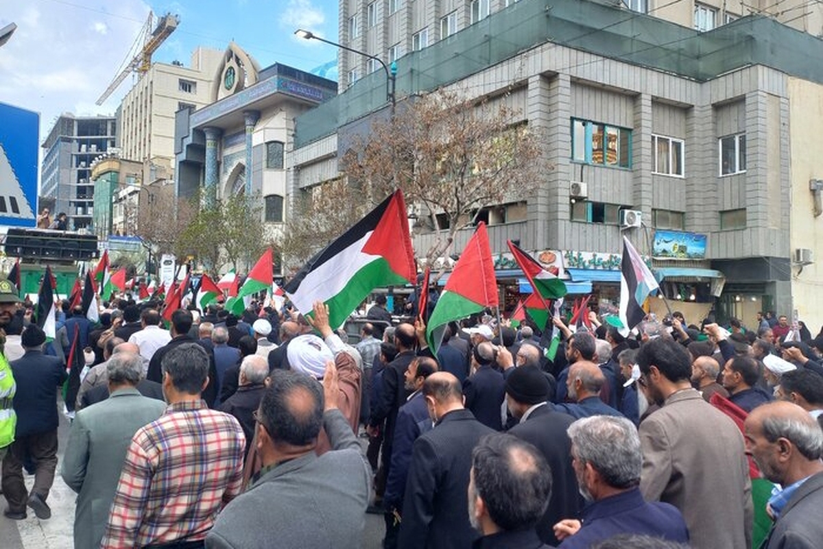 نمازگزاران مشهدی پس از اقامه نماز جمعه با راهپیمایی اعتراضی، جنایات اخیر رژیم صهونیستی در بیمارستان غزه و اعلام انزجار از نسل‌کشی این رژیم غاصب را محکوم کردند.
