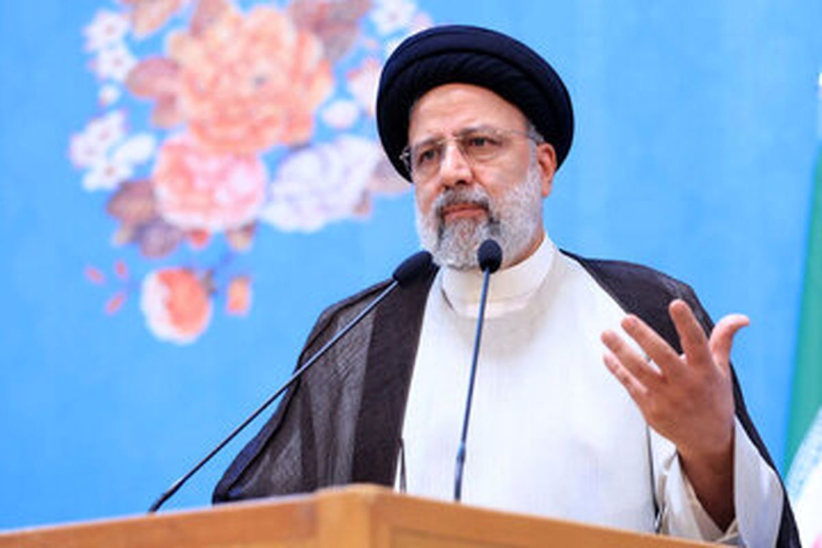 رئیس‌جمهور گفت: توجه به قرآن، وحدت و انسجام مسلمانان را تضمین می‌کند و قرآن برای همه سوالات زندگی انسان معاصر پاسخ به‌موقع دارد.
