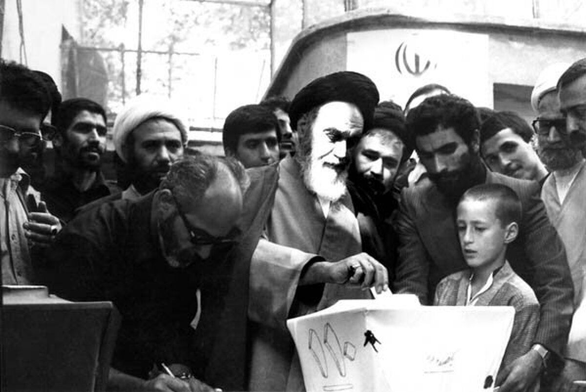 ۱۲ فروردین چهل و پنجمین سالروز رفراندوم نظام جمهوری اسلامی در سال ۱۳۵۸ است.
