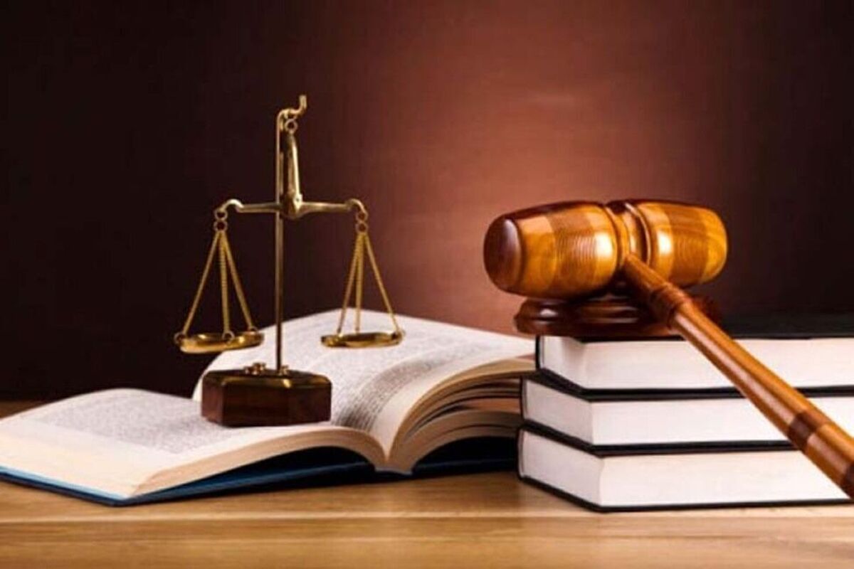 یک سرباز در یکی از کلانتری‌های شهری خراسان رضوی امروز یکشنبه پس از سقوط از پل تقاطع غیرهمسطح نمایشگاه بین المللی مشهد فوت کرد؛ دادسرای نظامی استان اعلام کرد که پرونده‌ای در این راستا تشکیل شده و تحقیقات اولیه برای بررسی دقیق این حادثه نیز شروع شده است.