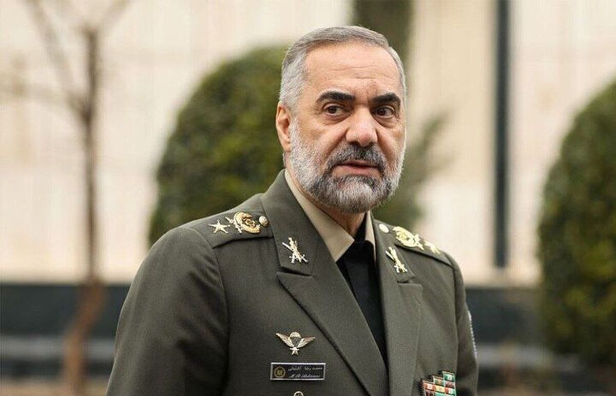 وزیر دفاع و پشتیبانی نیروهای مسلح گفت: با استفاده از تجهیزات نوین، دوربین‌های پیشرفته، بالگردها، پهپادها و ریزپرنده‌ها میزان امنیت مرزهای شرقی کشور را ارتقا می‌دهیم.