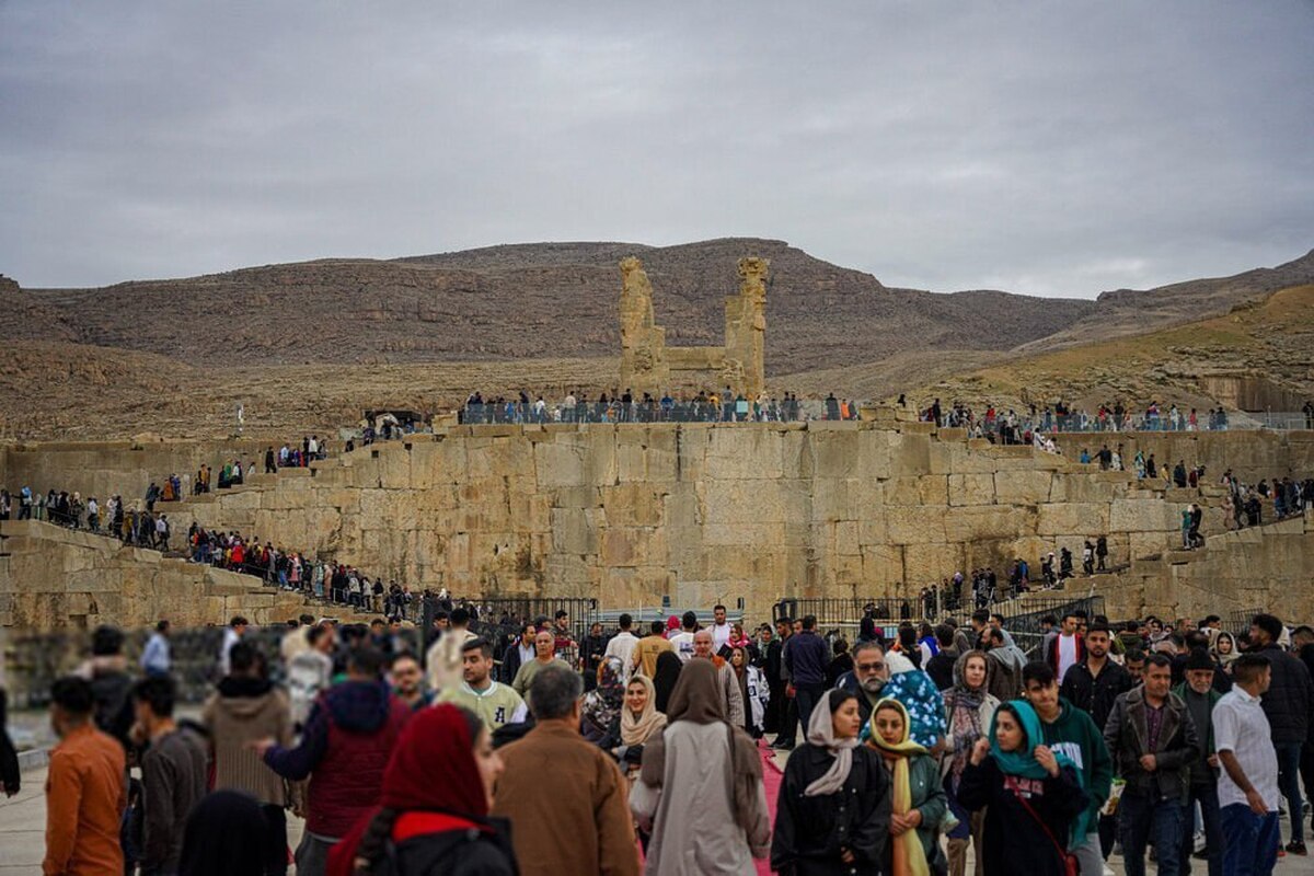 وزیر میراث فرهنگی، گردشگری و صنایع دستی از حضور ۱۰ هزار نفر از مردم زمان تحویل سال در تخت جمشید خبر داد.