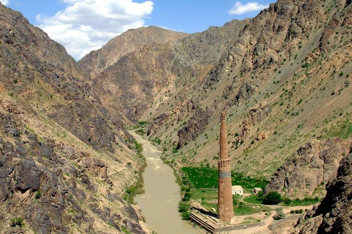 مقام‌های محلی طالبان در غور می‌گویند که در پی سقوط سنگ از یک کوه در این ولایت، هفت عضو یک خانواده جان باخته‌اند.