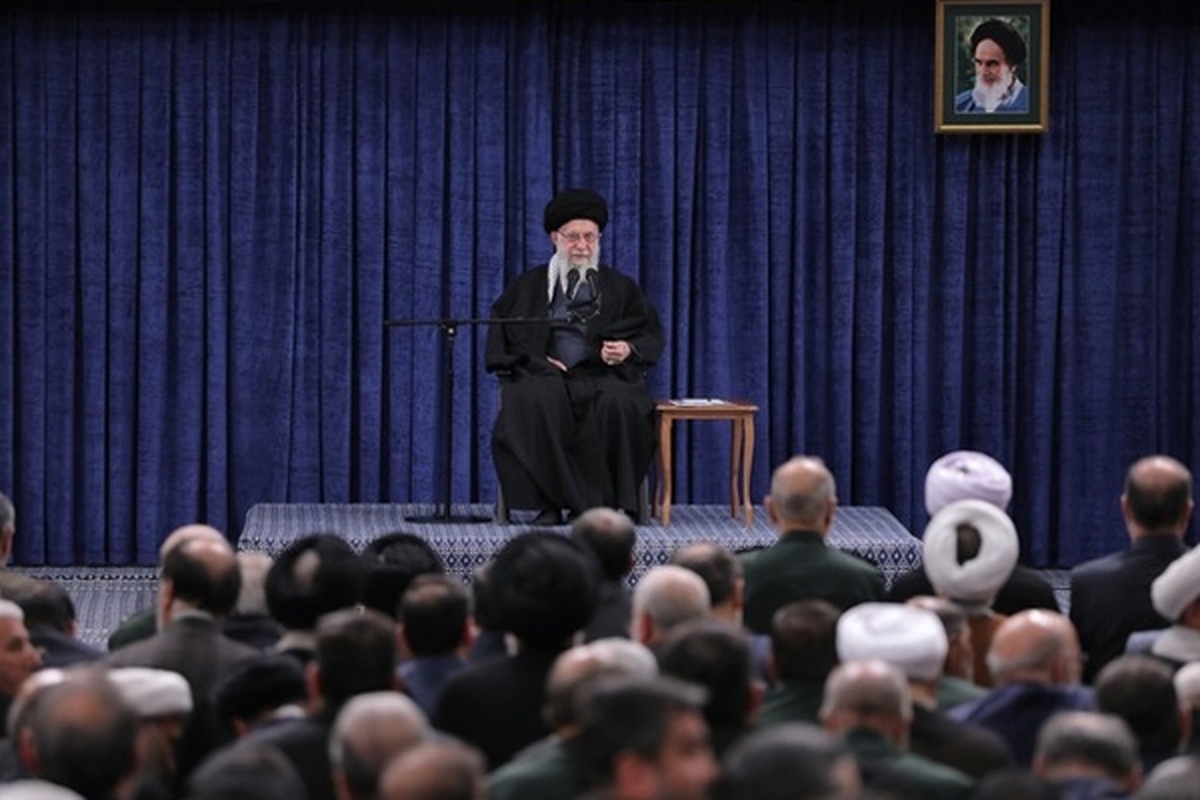 رهبر انقلاب در دیدار رمضانی مسوولان نظام فرمودند: تلاش‌های مذبوحانه همچون اقدامی که در سوریه مرتکب شدند آنها را از شکست نجات نخواهد داد. البته سیلی این اقدام را هم خواهند خورد. 