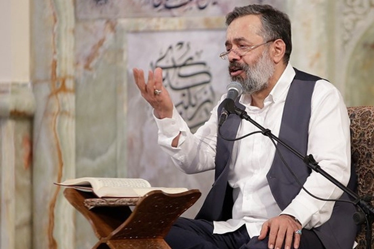 محمود کریمی، مداح اهل بیت(ع) در مراسم مناجات خوانی شب های ماه رمضان در حرم امام رضا(ع)، رجزخوانی حماسی را با ذکر الله اکبر زائران حرم مطهر رضوی اجرا کرد.