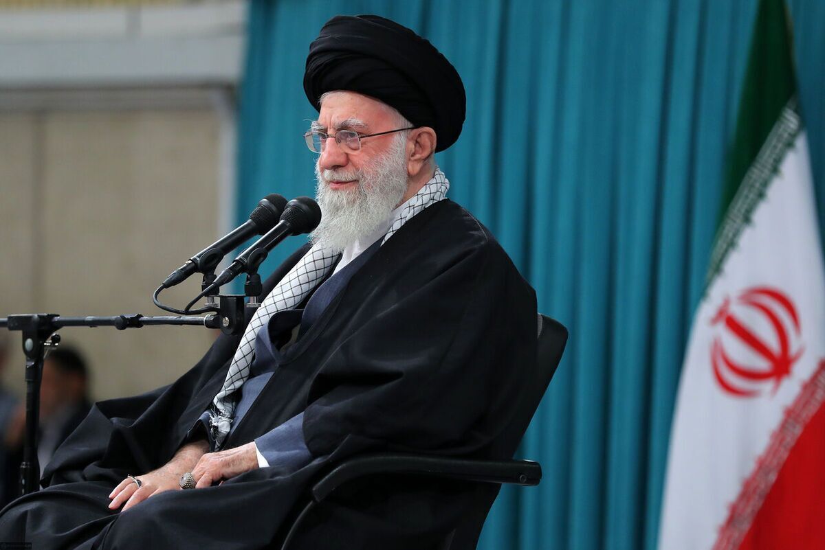 رهبر معظم انقلاب در دیدار رمضانی خود با مسئولان نظام فرمودند: به چالش تحمیلی حجاب باید از ابعاد فقهی و قانونی و ملاحظات جانبی آن نگریسته شود.