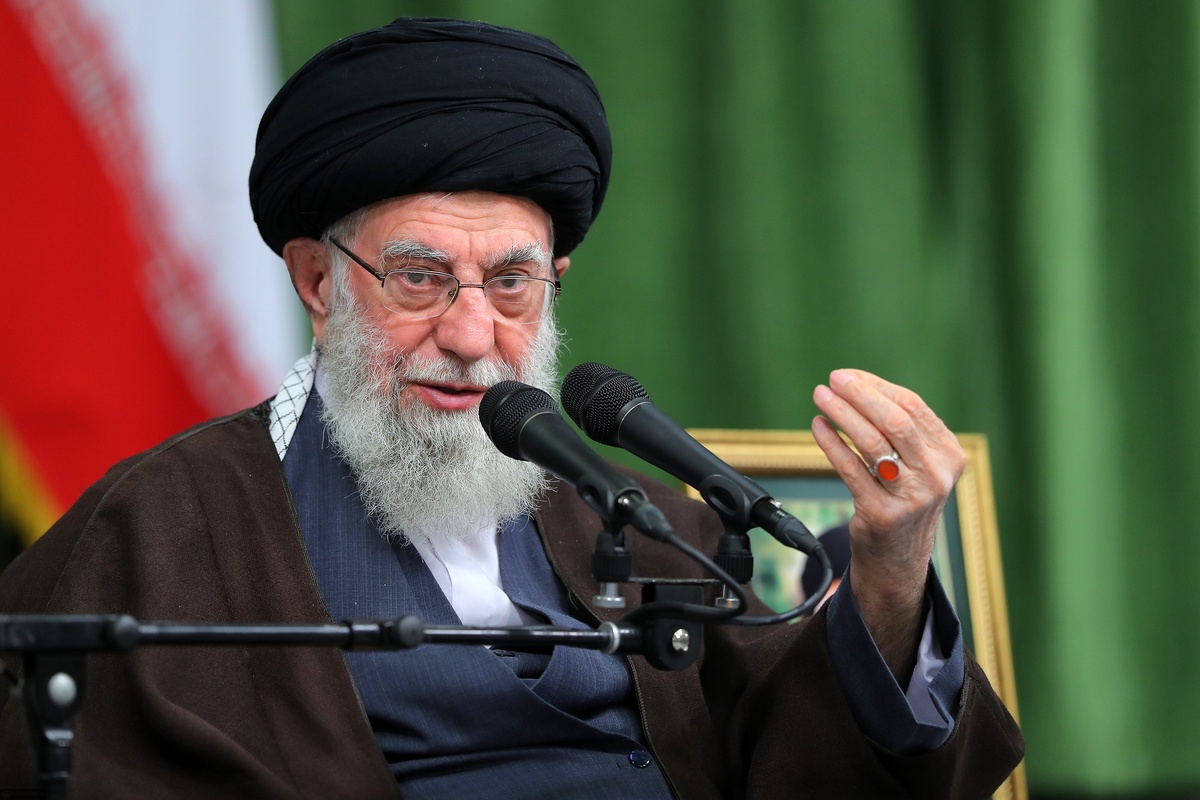 رهبر انقلاب در دیدار با شاعران بیتی را از شاعر برجسته افغانستانی خواندند. استاد محمدحسین سرآهنگ، خواننده مشهور افغانستانی این شعر را به زیبایی خوانده است.