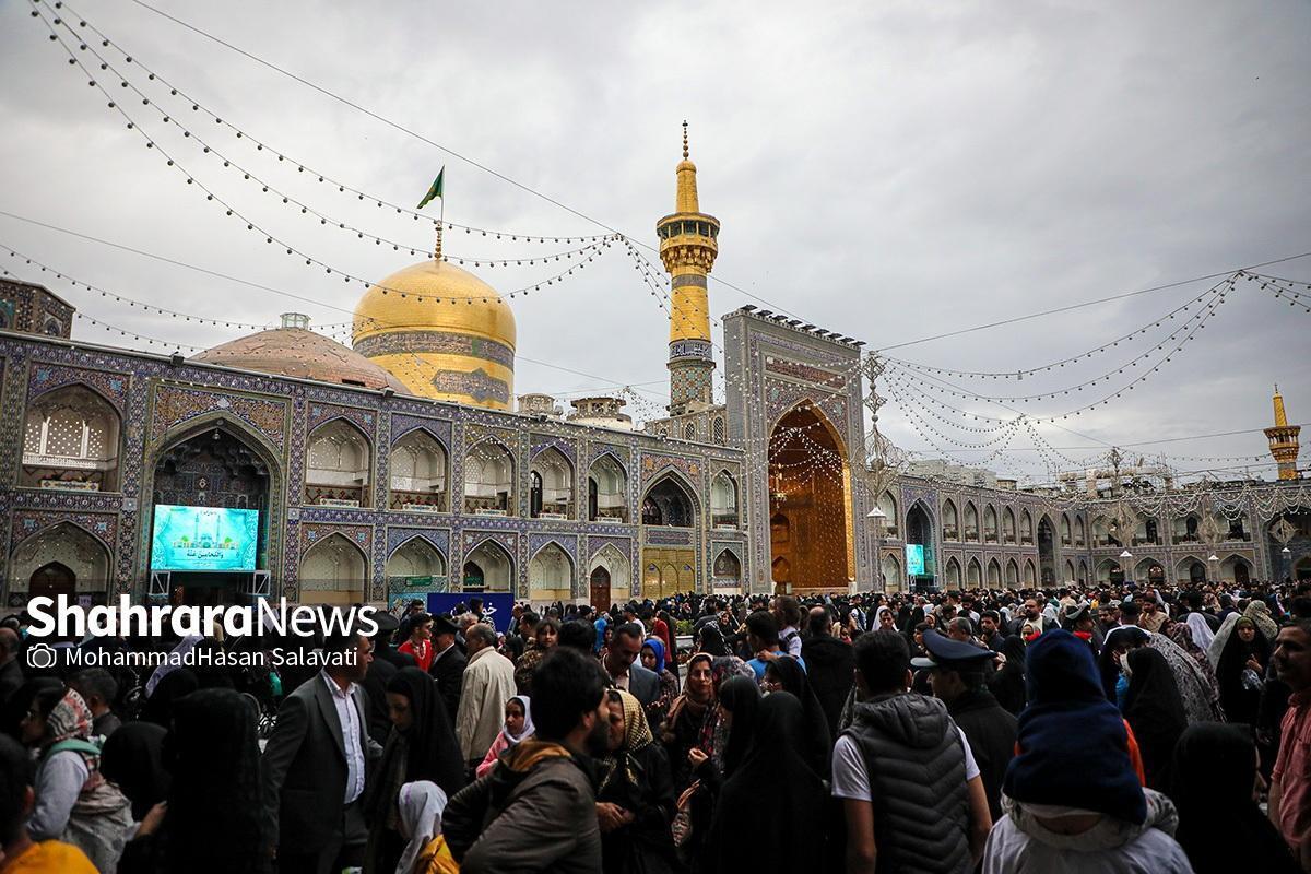 ویدئویی از تعویض پرچم مشکی گنبد منور رضوی بعد از سپری شدن ایام شهادت حضرت علی (ع) را مشاهده می‌کنید.