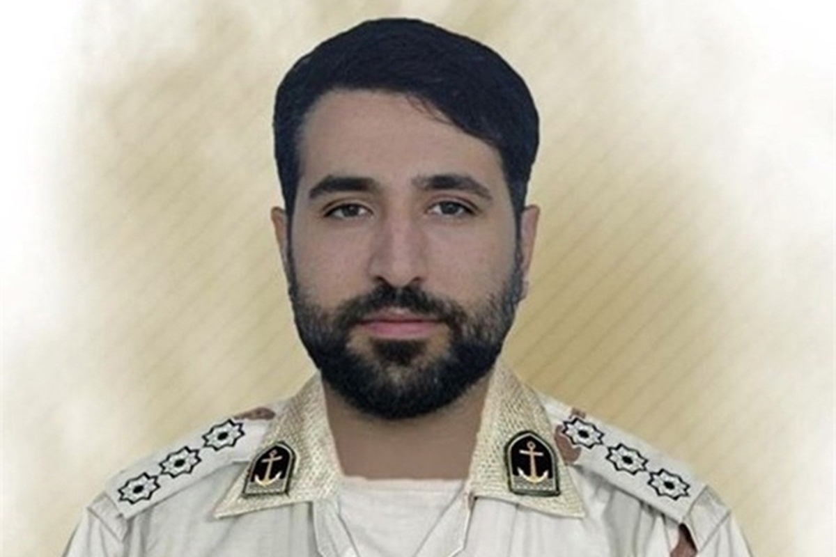 محسن حسین نیا از افسران نیروی انتظامی چابهار در حمله شب گذشته گروهک‌های تروریستی به مقر پایگاه دریابانی ‌به شهادت رسید.