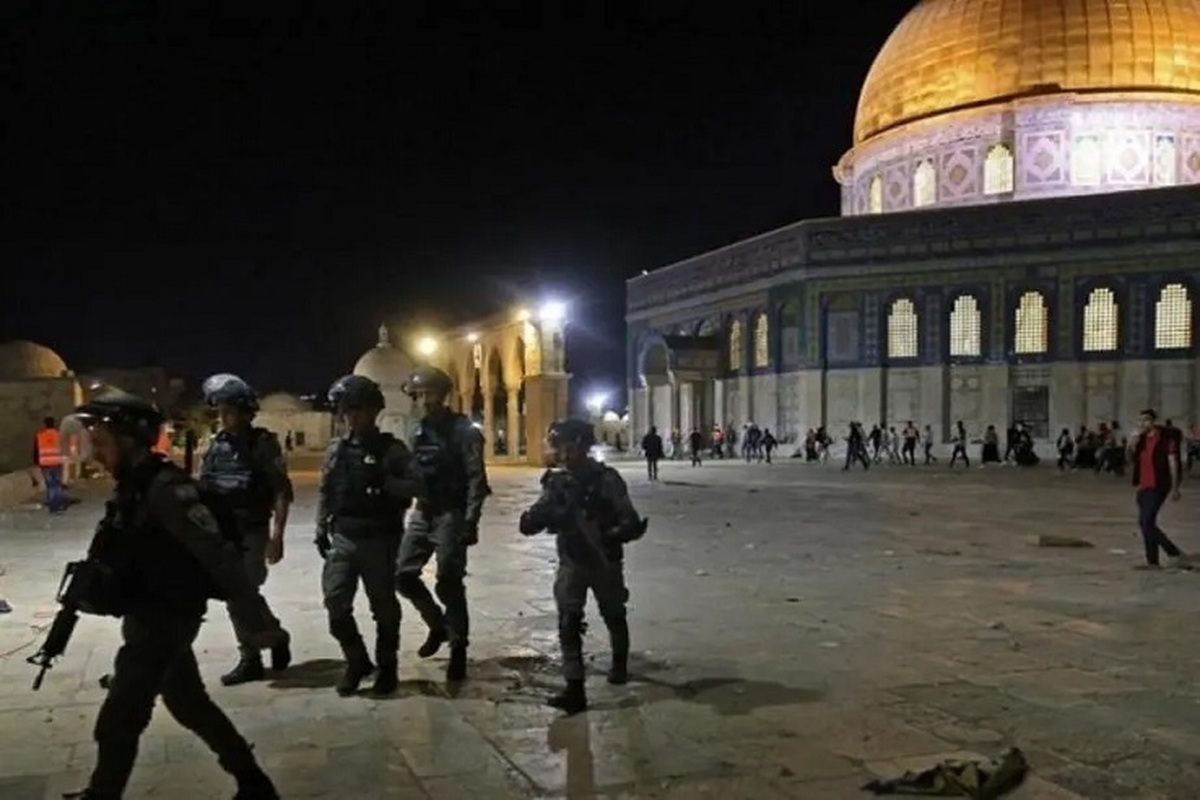 منابع فلسطینی از حمله نیرو‌های رژیم صهیونیستی به تجمع نمازگزاران در مسجد الاقصی با گاز اشک آور خبر دادند.