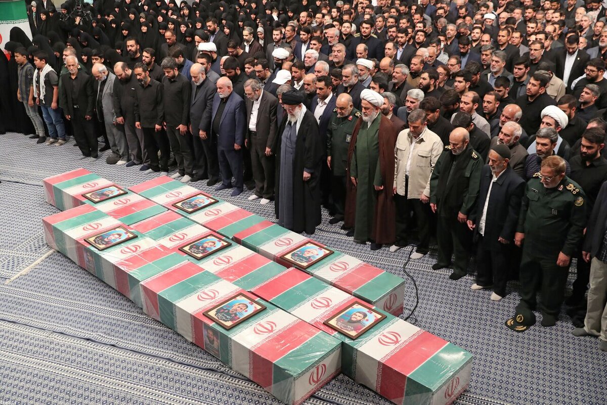 گزارشی از اقامه نماز بر پیکر هفت شهید راه قدس توسط رهبر معظم انقلاب و خانواده‌های شهدا را در این فیلم مشاهده می‌کنید.