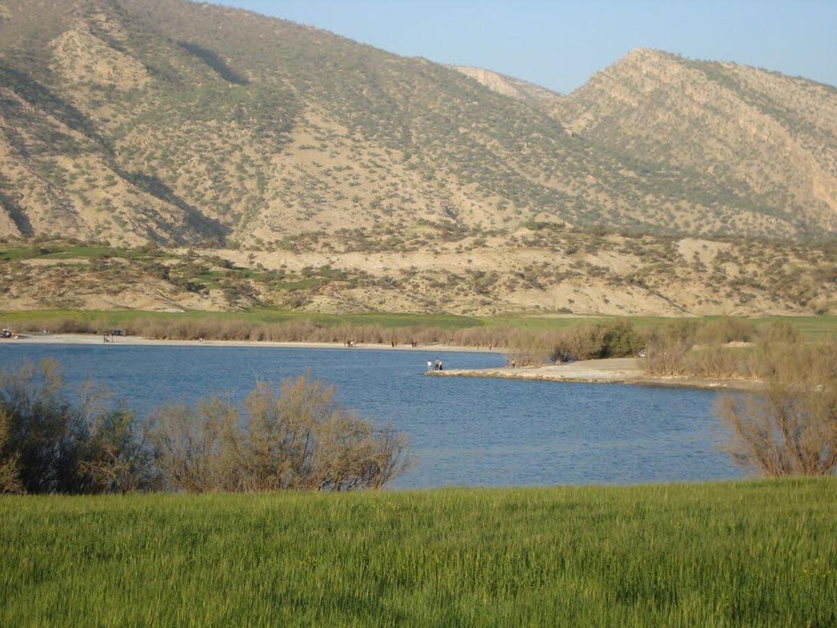 تالاب برم الوان در ۴۰ کیلومتری شهر لیکک، مرکز شهرستان بهمئی و ۸۰ کیلومتری شمال غربی دهدشت، مرکز شهرستان کهگیلویه واقع شده است این میراث طبیعی با مساحتی حدود ۱۴ هکتار در نزدیکی تپه ماهور‌های گچی قرار گرفته است و حاشیه این تالاب با گیاهان نادری مانند نی، گز، زالزالک و خارشتر پوشیده شده است.