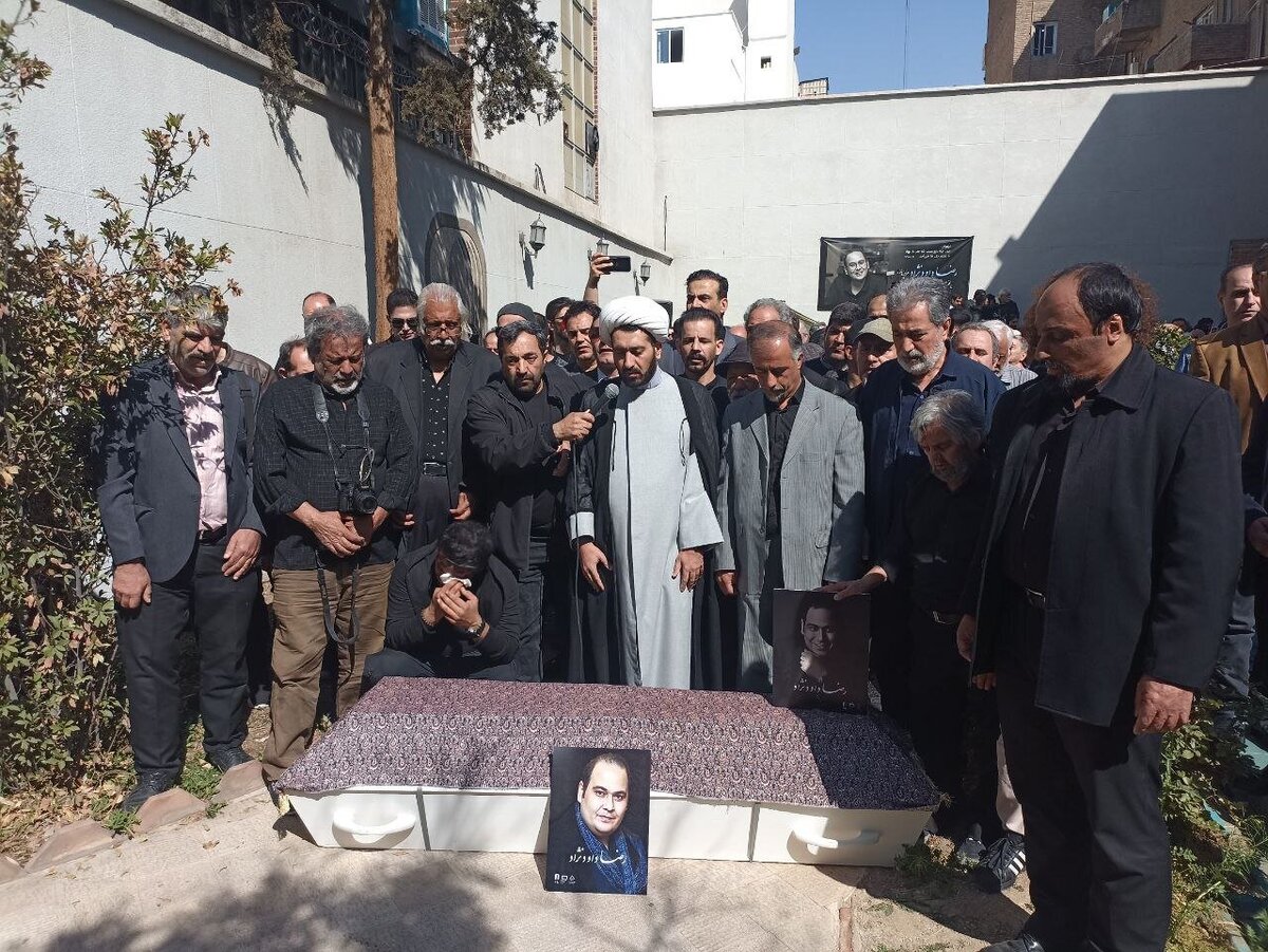 ویدئویی از اشک‌های تلخ یوسف تیموری در مراسم خاکسپاری زنده یاد رضا داودنژاد را مشاهده می‌کنید.