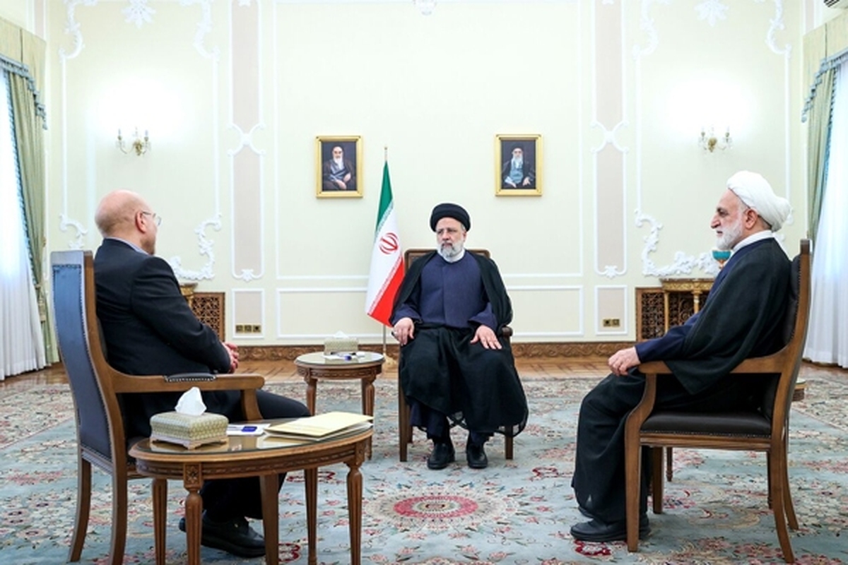 ساز و کارها و نحوه مشارکت مردم در اقتصاد کشور و همچنین اولویت‌های همکاری سه قوه در سال جدید در نشست سران سه قوه مورد بحث و بررسی قرار گرفت.